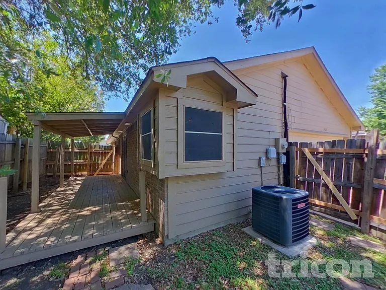 1424 Savannah St — Photo 15