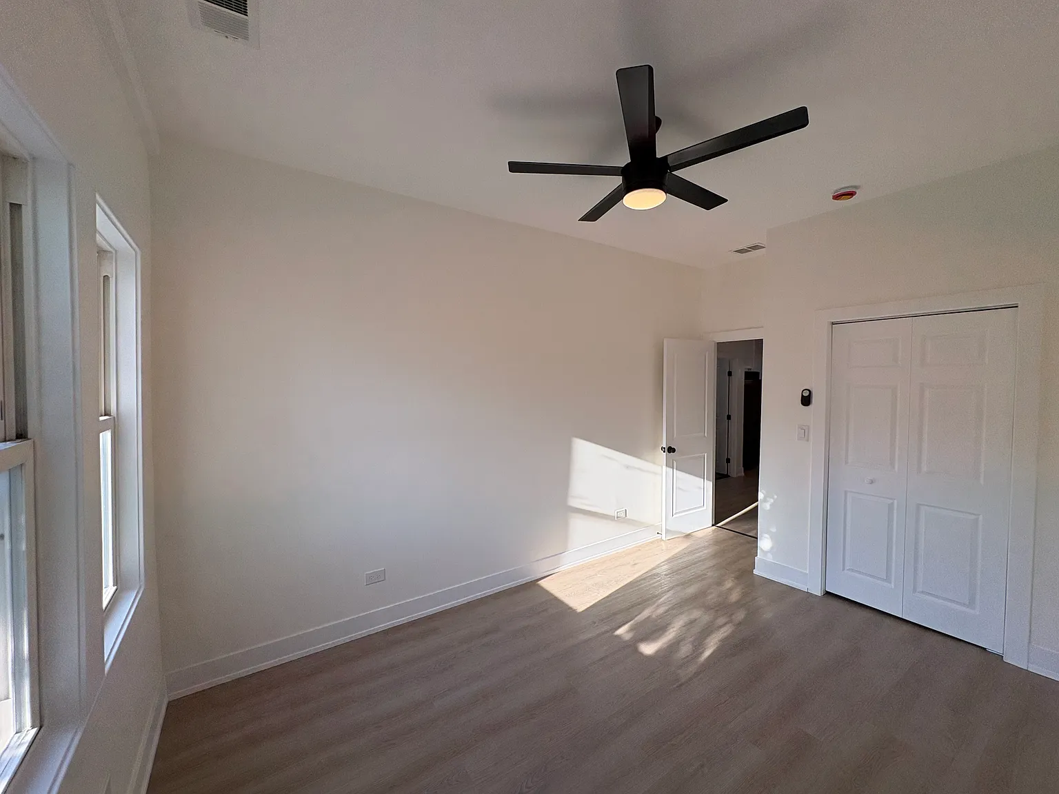 3 bed, 1100 sqft, $2,700 — Photo 3