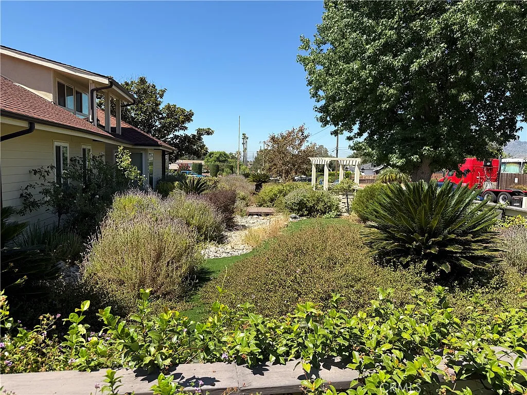 4 bed, 2303 sqft, $5,250 — Photo 1