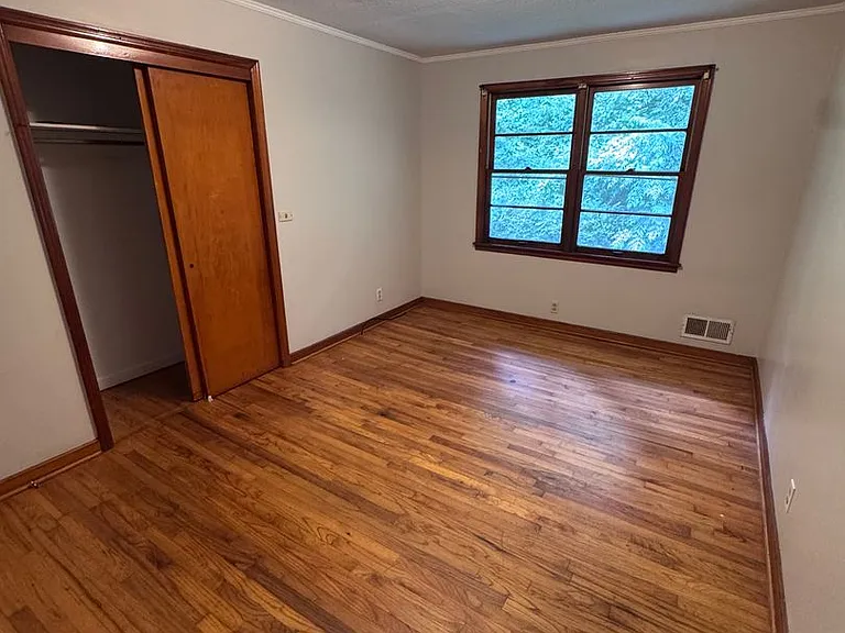 916 Stewart St — Photo 10
