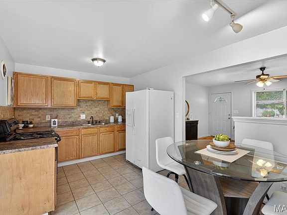 3rd image of 272 Elmdale Dr