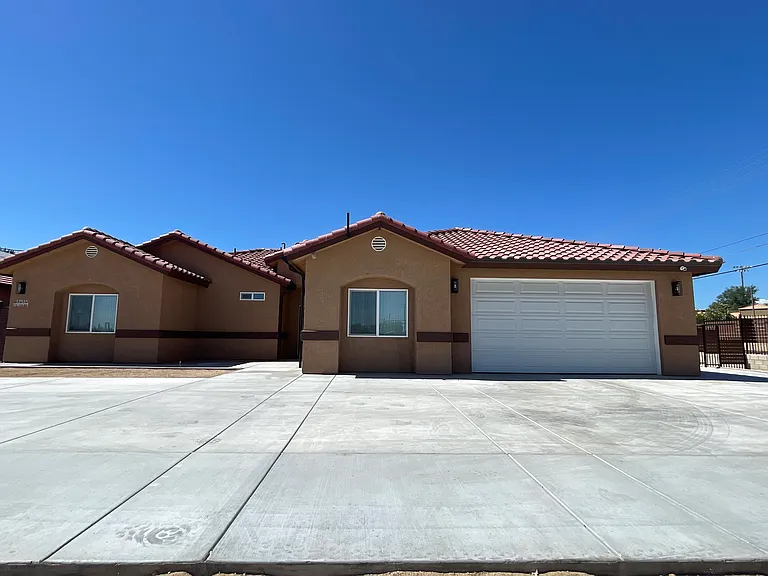 17515 Live Oak St — Photo 2