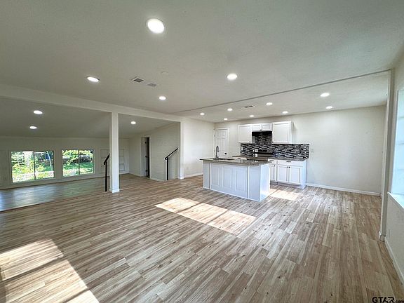 3rd image of 312 N Florey Ave