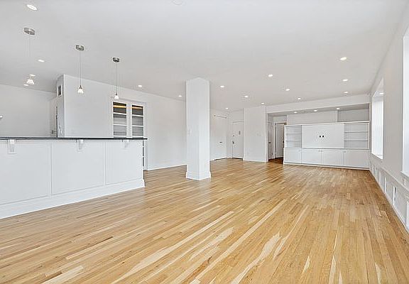 5th image of 104 W 70th St APT 9D