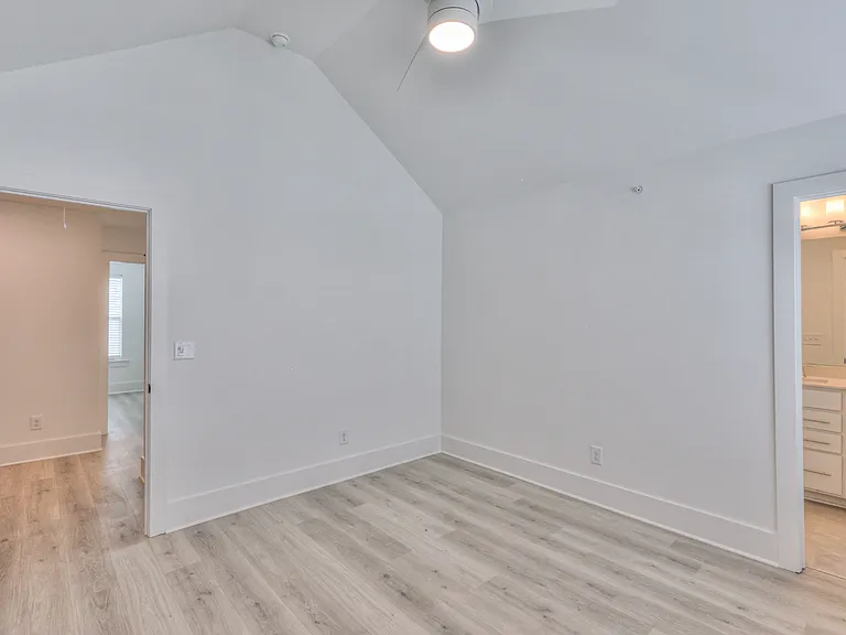 1589 Residences — Photo 26