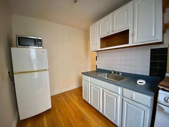 2nd image of 552 Lincoln Pl APT S