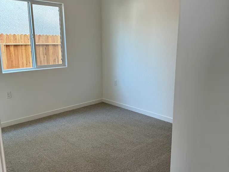4489 N Phoenix Ave — Photo 29