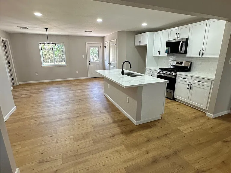 1041 Evanston St — Photo 4