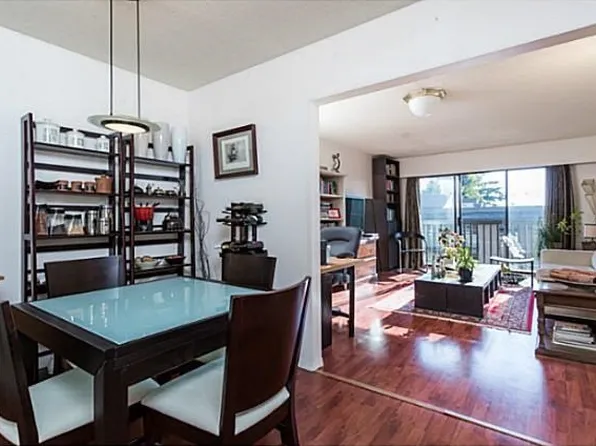 211 3rd St W #203, North Vancouver, BC V7M 1E9