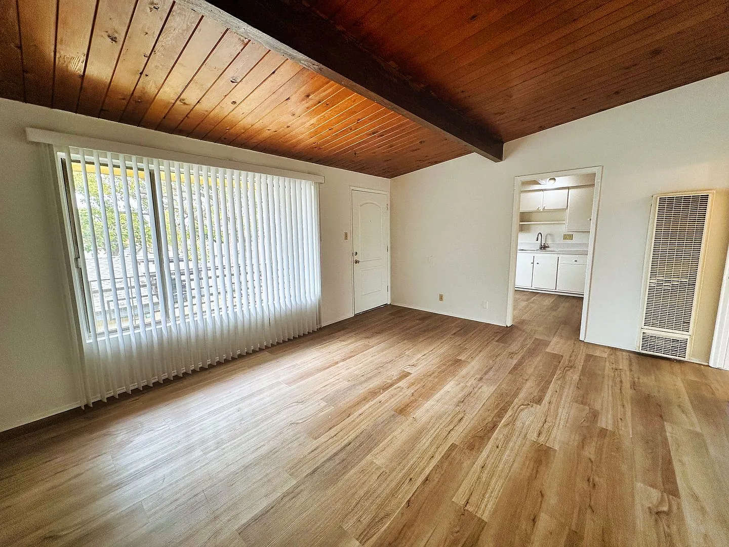 Stratford Beach Apartments — Photo 4