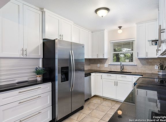 4th image of 3202 Oneida Dr