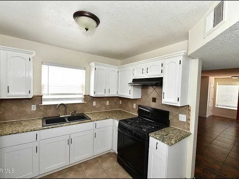 12121 Tower Hill Dr — Photo 15