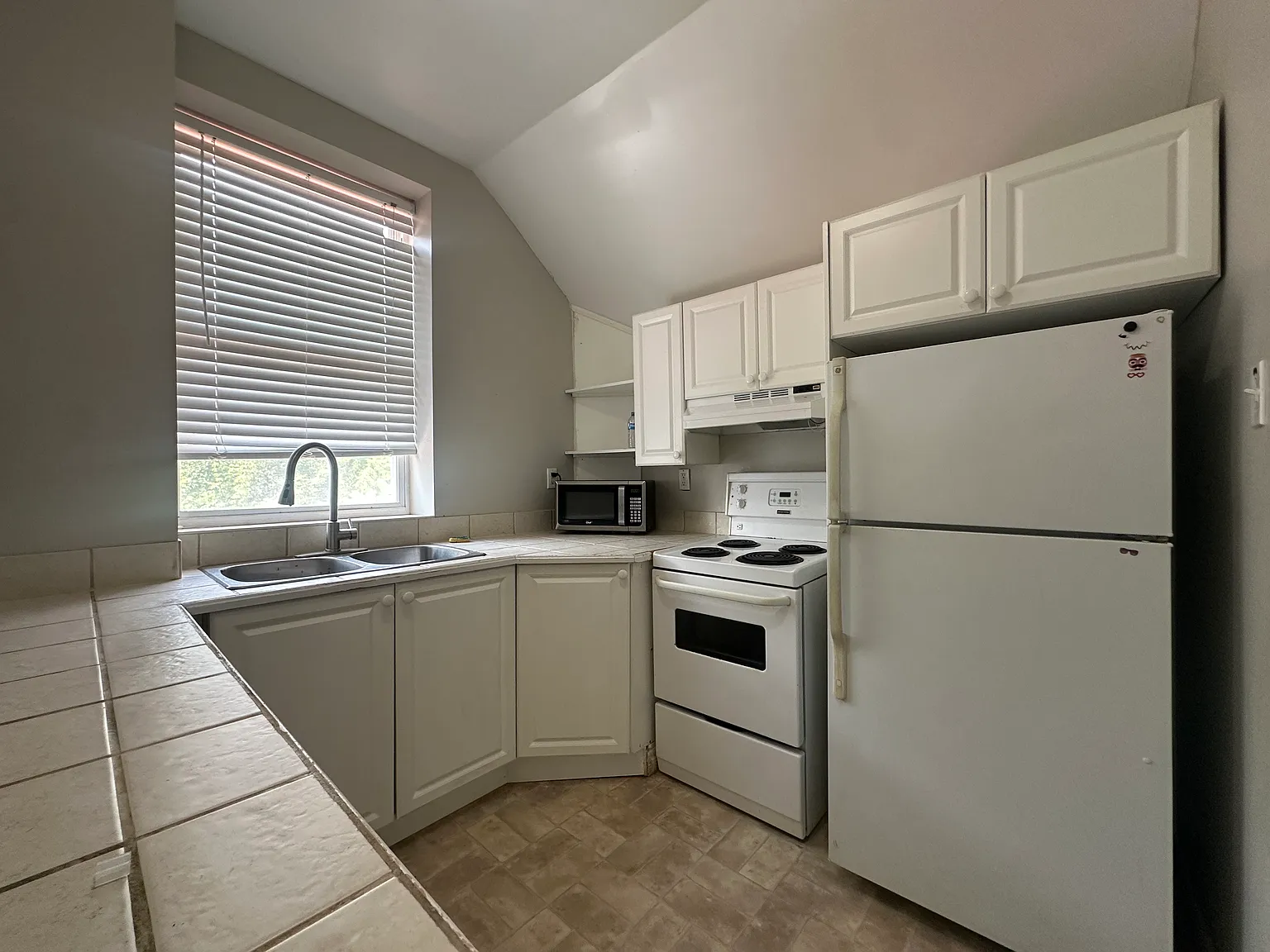 75 Lindsay St North — Photo 1