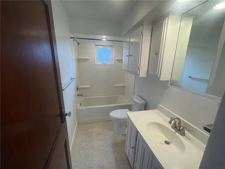 111 E Elm St — Photo 9