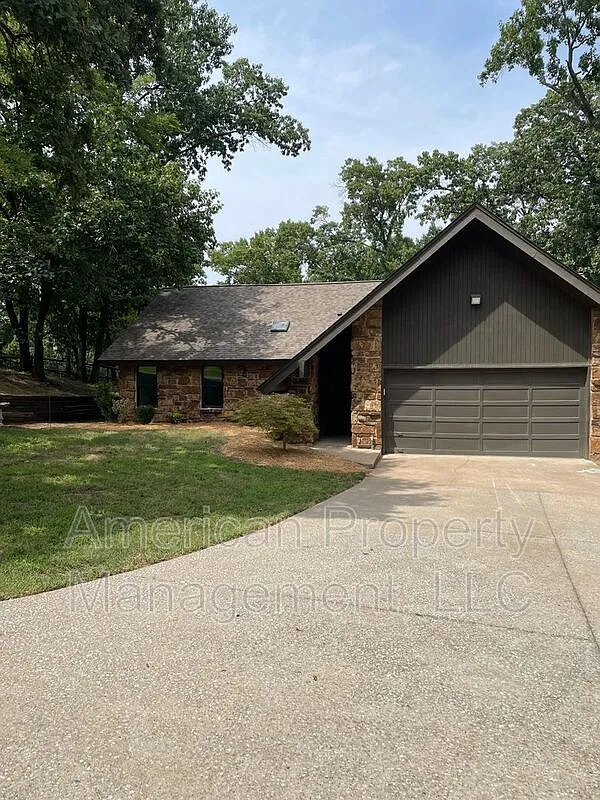 3 bed, 2.0 bath, 1645 sqft, $2,500 — Photo 1