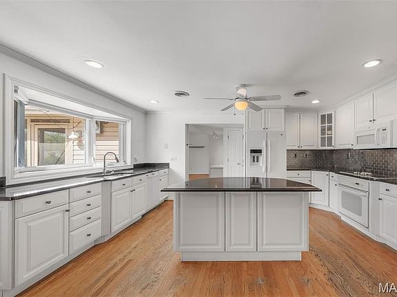 3rd image of 419 Breezewood Dr
