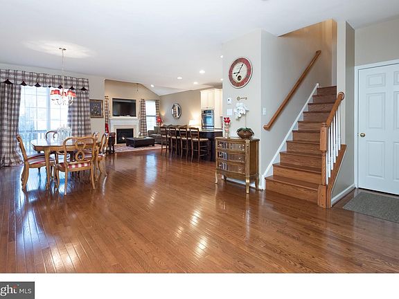 4th image of 245 Deepdale Dr