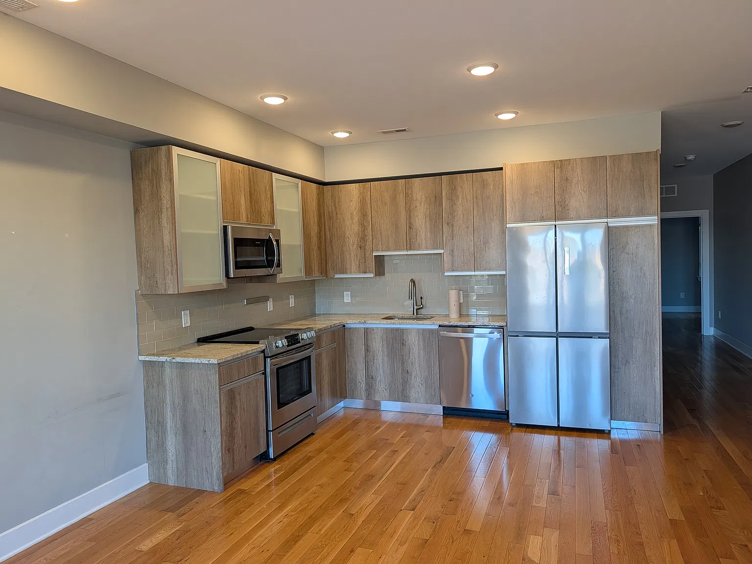 2 bed, 1300 sqft, $2,000 — Photo 2
