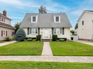 222 Clemens Rd, Mineola, NY 11501