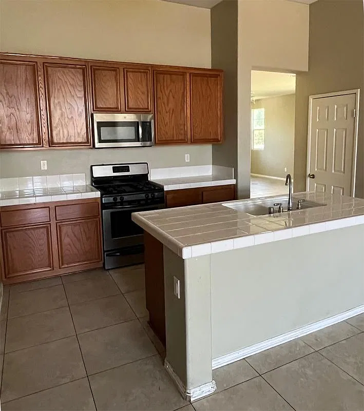 4 bed, 2105 sqft, $3,400 — Photo 4