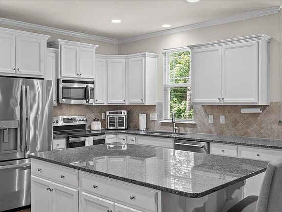 3rd image of 165 Willow Ridge Dr