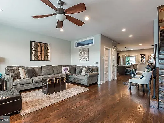 3 bed, 2600 sqft, $3,595 — Photo 3