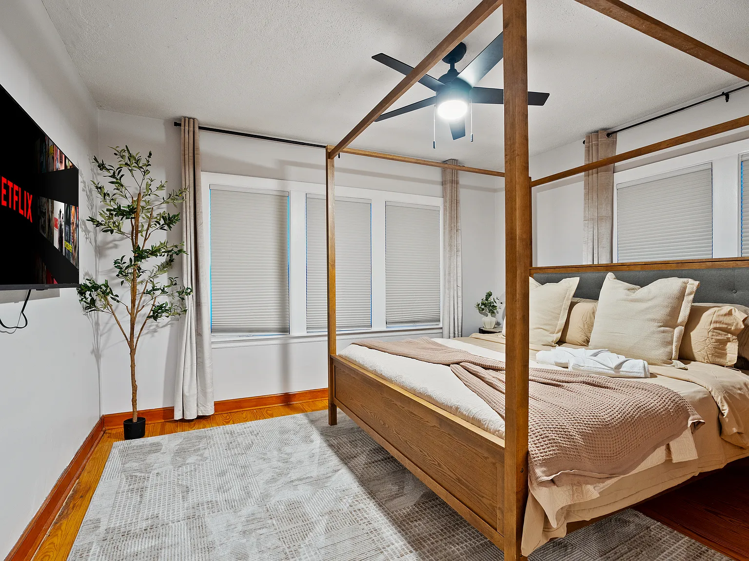 3 bed, 1374 sqft, $7,700 — Photo 2