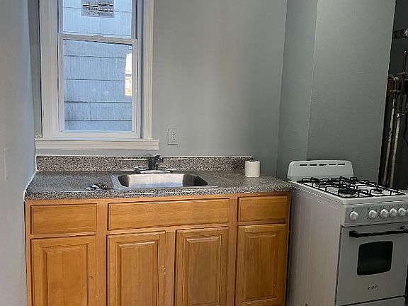 3rd image of 450 Baldwin Ave