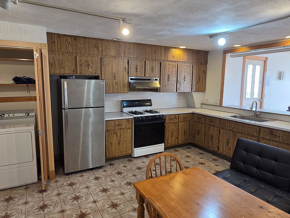 1st image of 172 Webster St APT 3