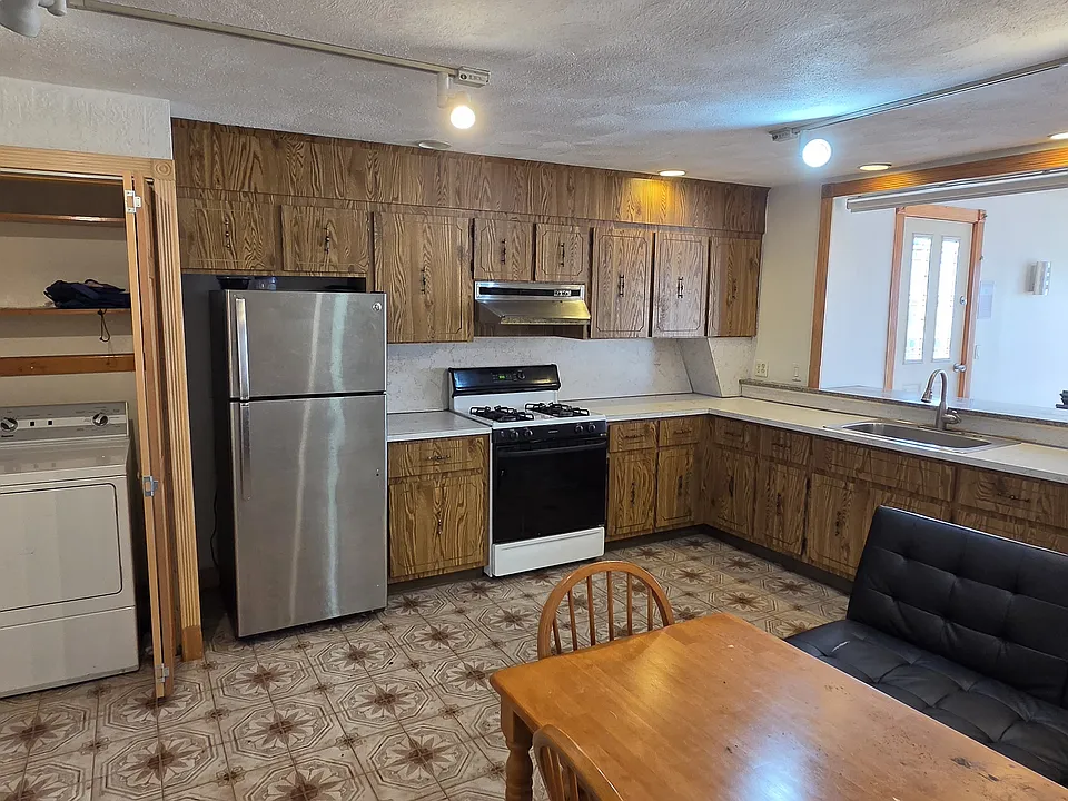 172 Webster St #3