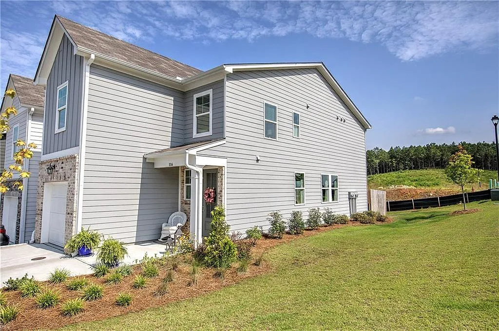 3 bed, 2.5 bath, 1656 sqft, $2,425 — Photo 2