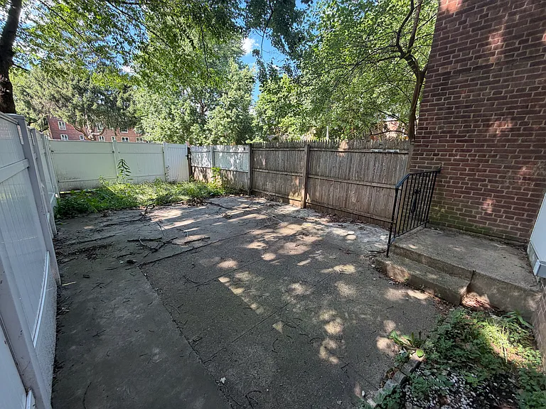 65th Cres — Photo 9