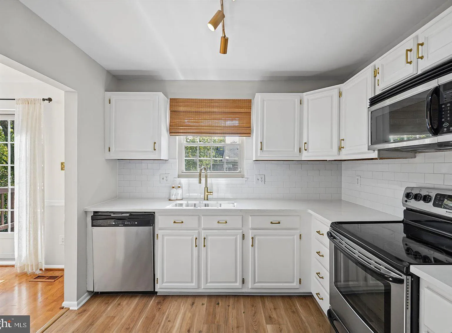 3 bed, 4.0 bath, 1672 sqft, $3,300 — Photo 2