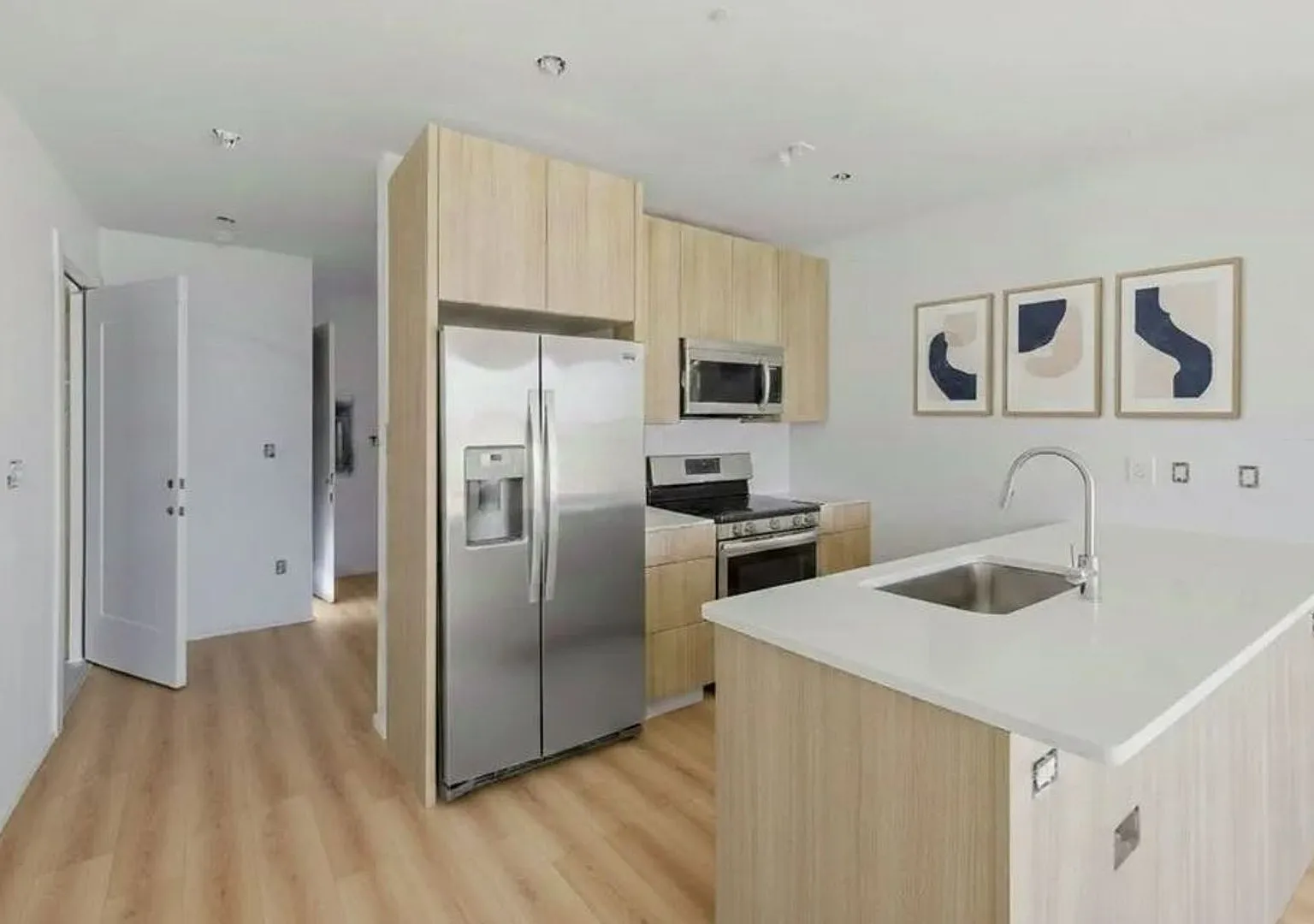Charming 3 Bedroom- No Broker Fee — Photo 2