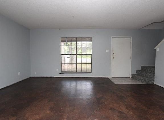 2nd image of 807 Greenlawn Pkwy