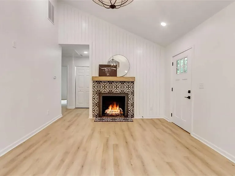 1200 Byewood Ln SW — Photo 8