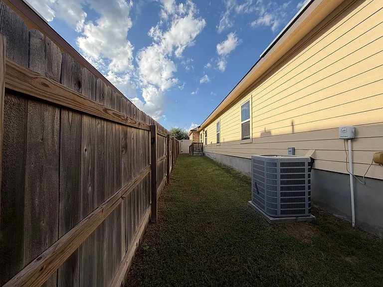 1143 Stanley Way — Photo 15