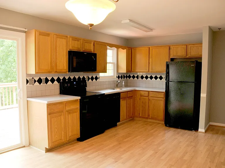 125 N Towne Ct — Photo 2