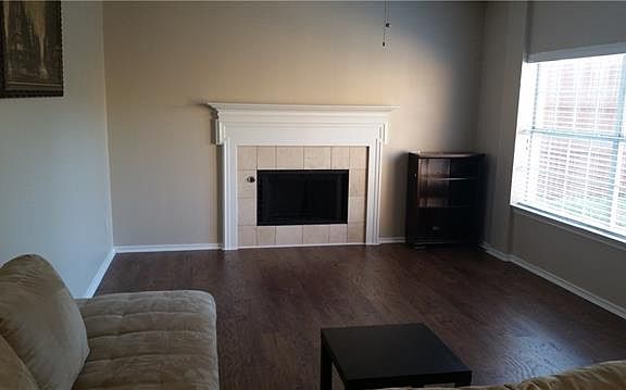 4th image of 2221 Woodglen Dr