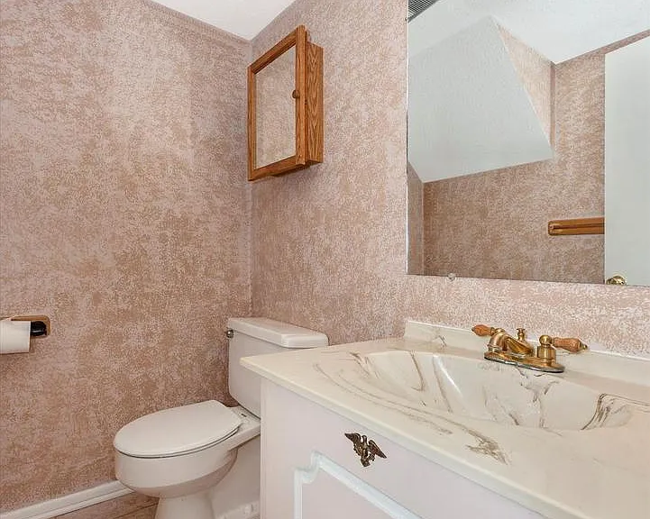 Mainfloor half bath