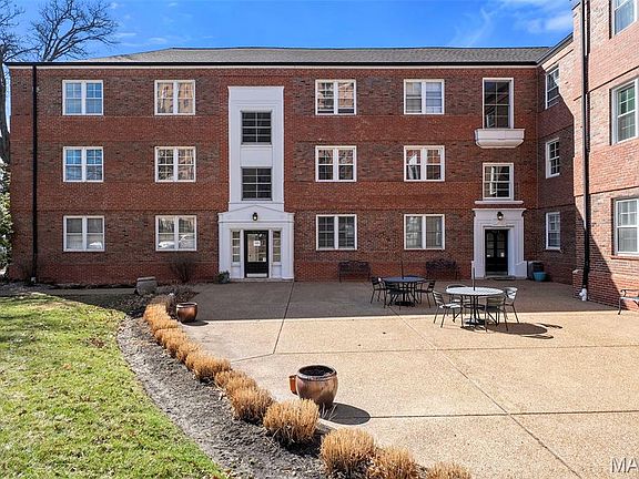 3rd image of 923 S Hanley Rd APT E