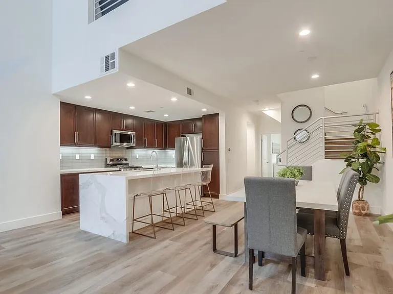 65 Waldorf — Photo 14