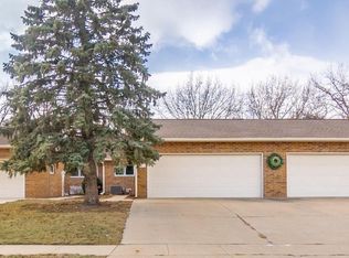 1913 Pinehurst Ln, Waterloo, IA 50701