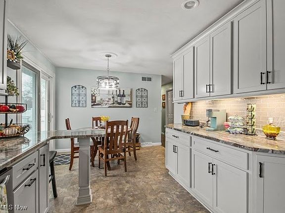 4th image of 1264 Valley View Dr