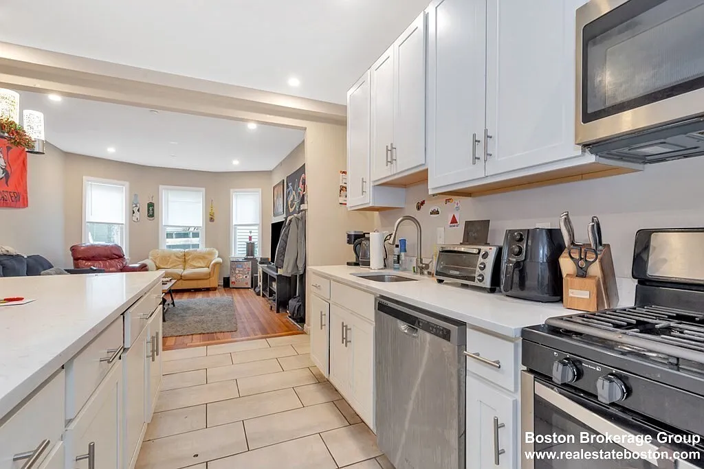 4 bed, 1200 sqft, $6,400 — Photo 3