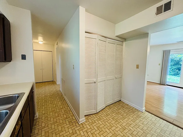 328 Shenandoah Cir — Photo 4