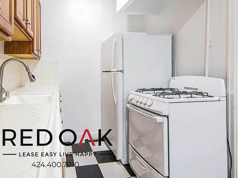 1818 Whitley Ave #206 — Photo 4