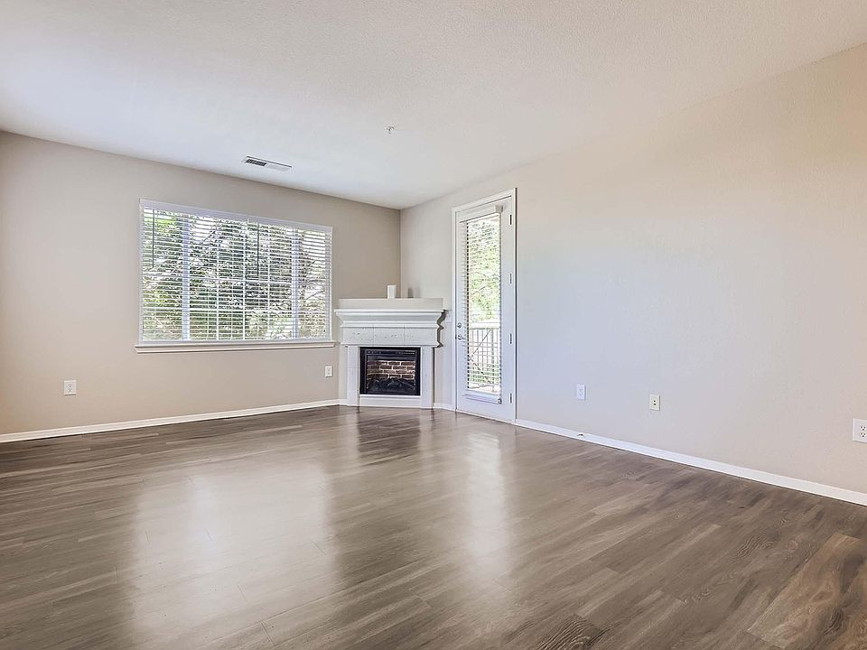5654_Kipling_Pkwy__004_-_08_Living_Room_968424