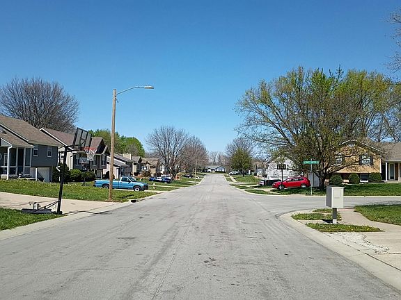 4th image of 924 NE Carousel Ln