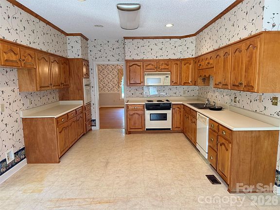 5th image of 128 Temple Ln